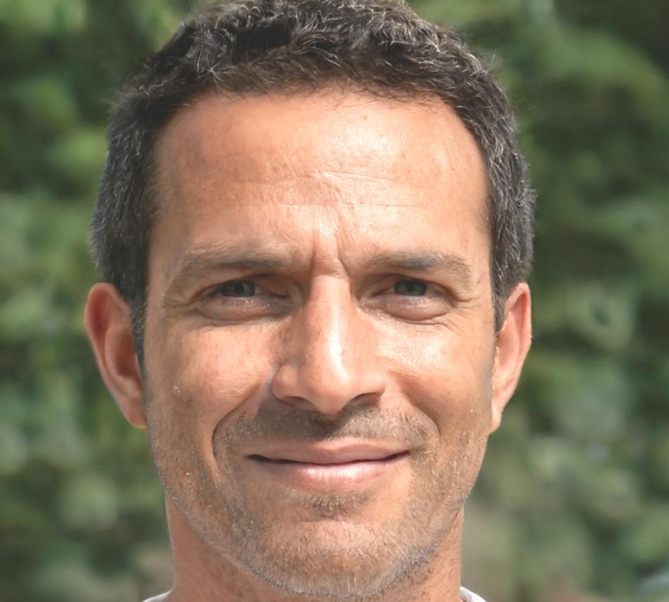 Portrait de Marc Dubois, expert en analyse financière